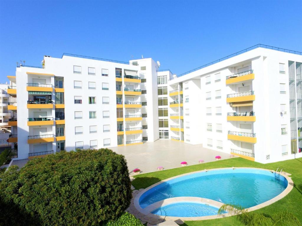 Quiet apartment overlooking the swimming pool