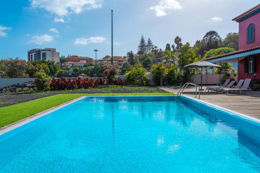 Century House with private pool by HR Madeira