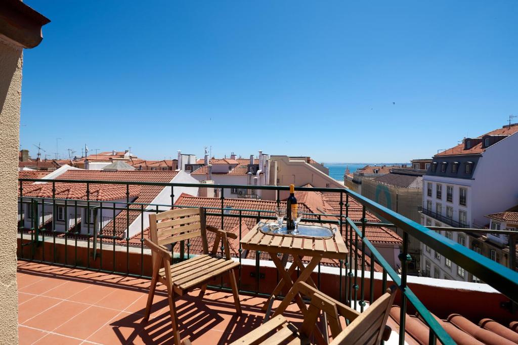 360º Rooftop Lisbon and River View