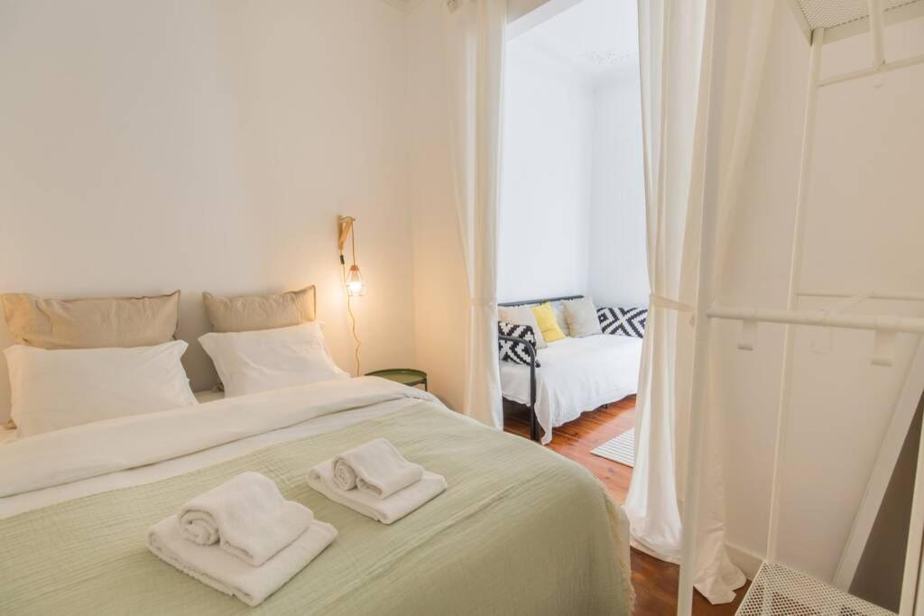 Stay in Tranquil Flat in Alfama near S