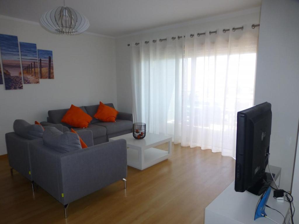 Algarve T2 apartment with pool and balcony in Olh