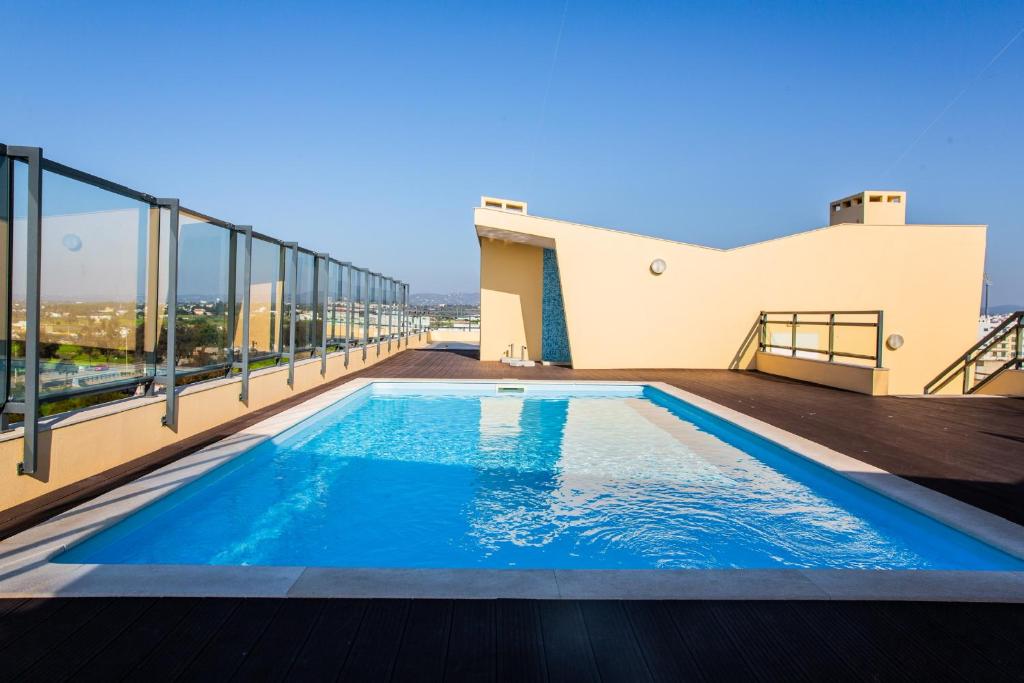 2Bed with Rooftop Pool in Marina Village