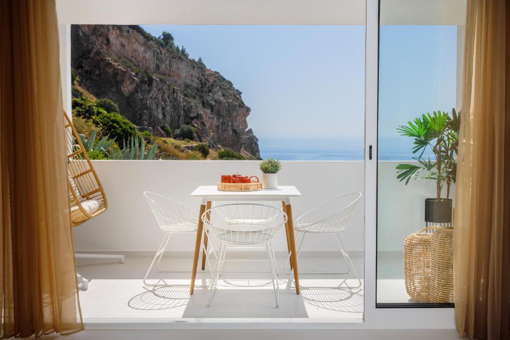 Sesimbra Beach House by Saudade