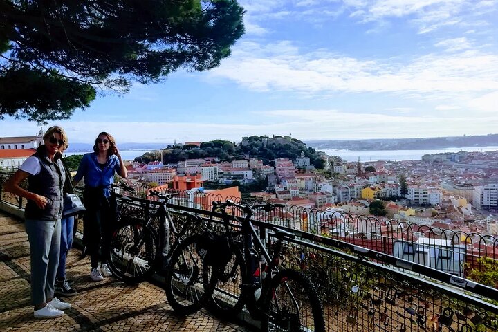 7 Hills and 14 Viewpoints - Lisbon E-Bike Tour