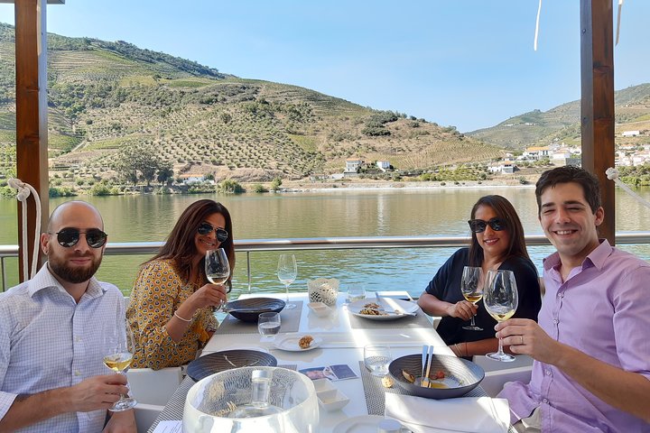 Private Douro Valley Tour with Sommelier, Lunch and Wine Tasting