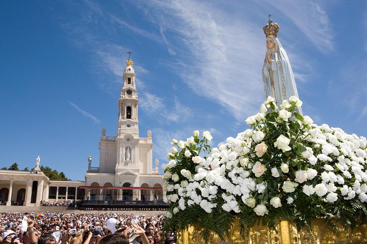 Private tour for 1 to 8 people: Fátima, Batalha, Nazaré and Óbidos