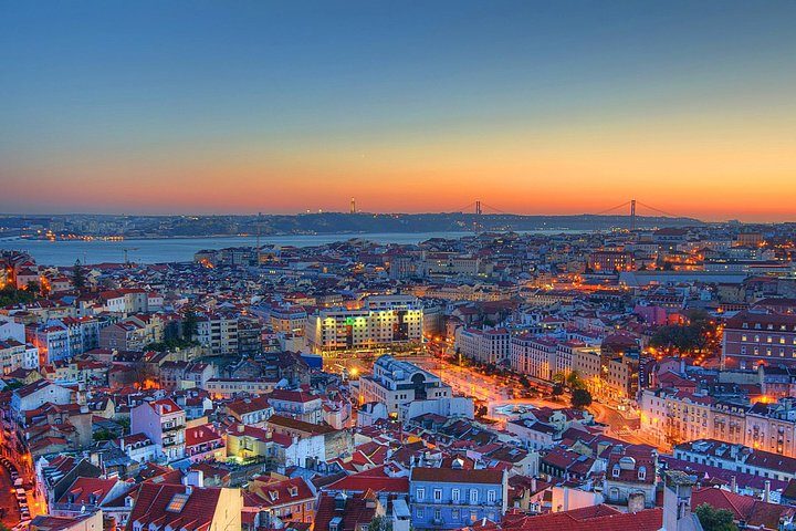 Private tour: Lisbon Fado Dinner Show and Panoramic Night Tour