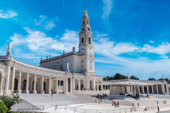 Private Tour: Fátima Sanctuary, Charming Nazaré & Magical Óbidos