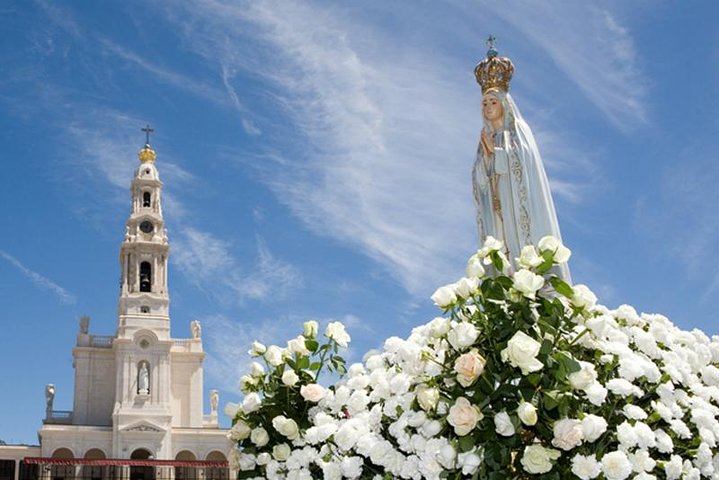 Faith and Heritage: Fátima, Batalha, Nazaré, Óbidos from Lisbon