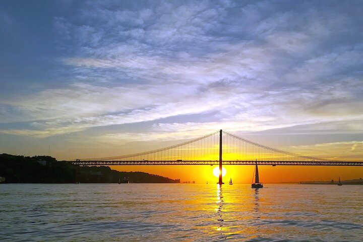 Lisbon Sunset Sailing Experience with Drinks