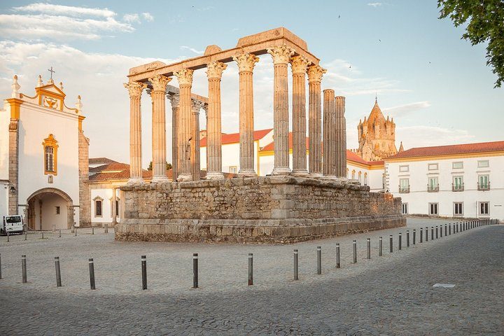 Évora Private Walking Tour with a Professional Guide