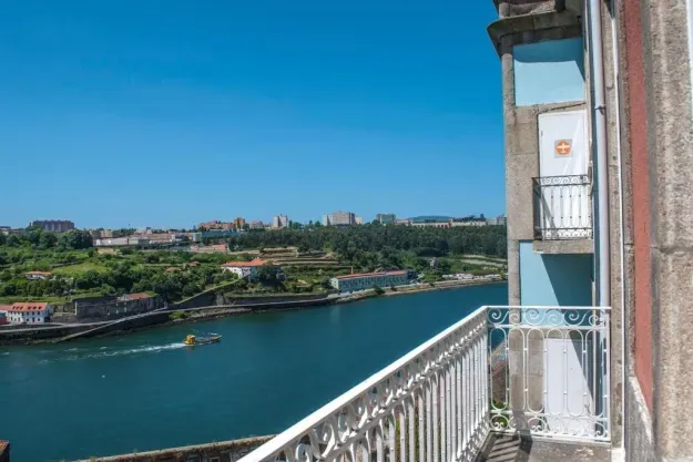 Amazing Riverside Balcony 2Br Apartment