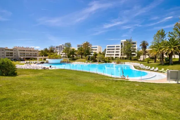 2 Bedroom Apartment with Pool in Vila Marachique