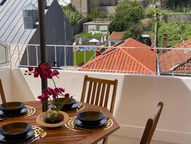 Apartamento com patio na rua principal da cidade