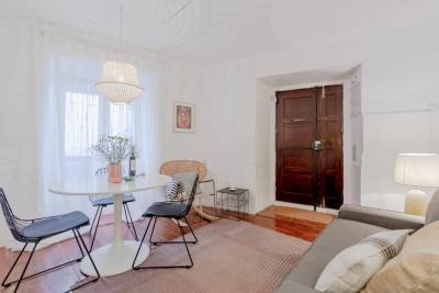 Typical Alfama Apartment + Free Pick-Up, By TimeCooler