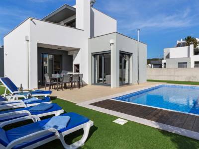 Modern Holiday Home in Foz de Arelho with private pool
