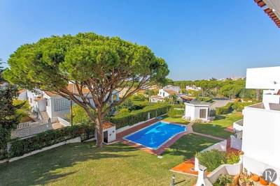 Vilamoura Apartment Sleeps 4 with Pool Air Con and WiFi