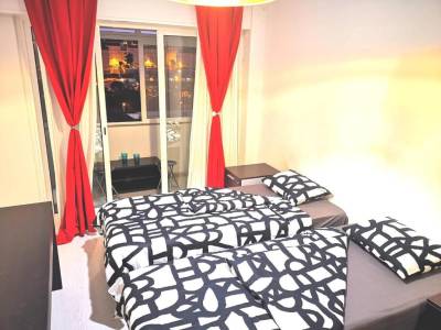 Twin Beds BedRoom sharing, Wifi and Ac, 300 meters from Station