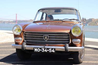 Classic Car Tour through Historic Places in Lisbon