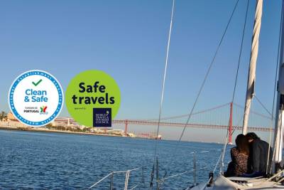 Lisbon Romantic Private 2h Cruise with sparkling wine
