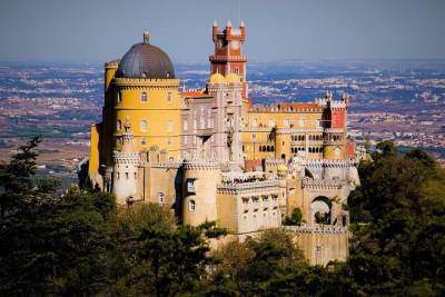 Pena Palace and Hells Mouth Half Day Private Tour from Lisbon