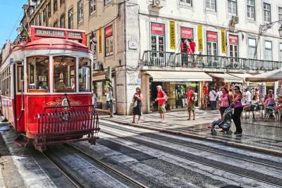 Private 4-hour city tour of Lisbon with driver & official guide w/ Hotel pick up