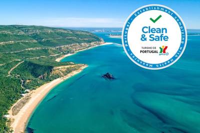 Arrábida Natural Park and Sesimbra Private Tour from Lisbon with Wine Tasting