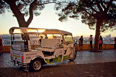 Lisbon: 2.5-Hours of Bites & Sights Private Tour on an Private Eco Tuk Tuk