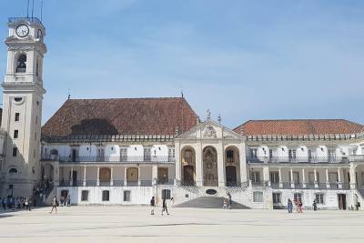 Transfer from Porto to Lisbon with 2 Touristic Stops (Óbidos, Fátima or Coimbra)