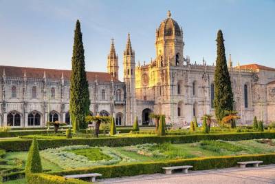 From Lisbon:Fátima, Batalha, Alcobaça and Óbidos with Lunch &Hop-off Hop-On Boat