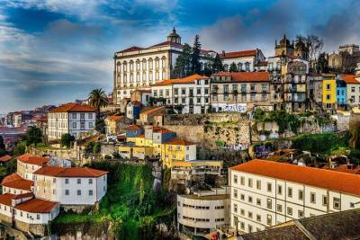 Touristic highlights of Porto on a Private half day tour with a local