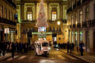 Lisbon: Christmas Street Lights Tour on a EcoTuk - Exclusive Experience
