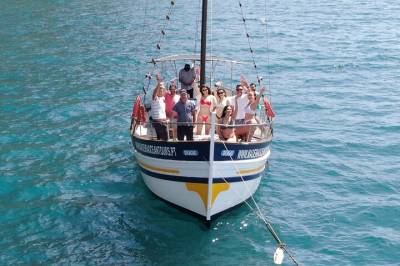 Traditional Boat Cruise through Cabo Girao