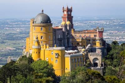 Pena Palace and Sintra with wine tasting in the cellar. private tour