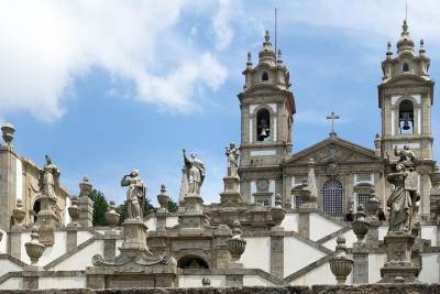 Private Premium Car Transfer from Lisbon to Braga with 2 Sightseeing Stops
