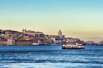 Two-Hour Private Sailing Trip in Lisbon