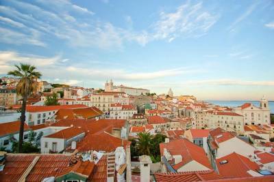 Lisbon Hills: 2-Hour Tuk Tuk Tour