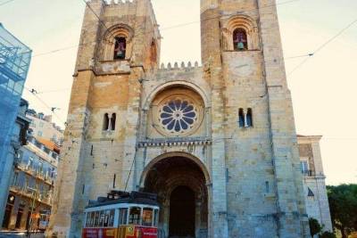 Full day tour around Lisbon on board of a Tuk Tuk