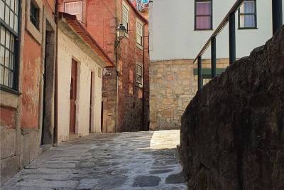 A walk down thru the preserved medieval part of Porto. We tell you how people lived, worked, moved around...