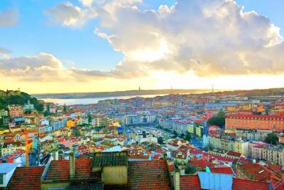 Private 8-hour tour of Lisbon with driver and official guide with Hotel pick up