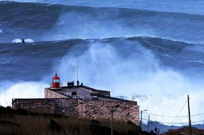 Private Tour: Discovery Fishing Village of Nazaré and the Giant Waves with Traditional Lunch