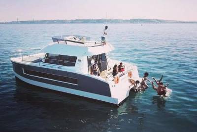 Motor catamaran up to 18 people in Lisbon