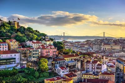 Lisbon to Porto day trip with stops in 3 cities