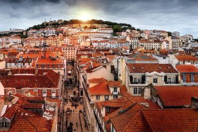 Private Premium Car Transfer from Braga to Lisbon with 2 Sightseeing Stops