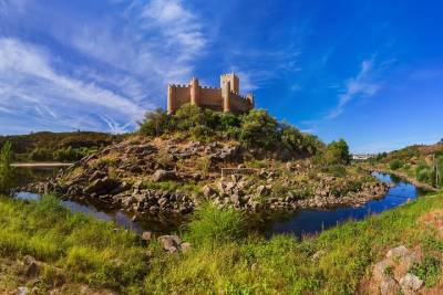 Private Knights Templar Full-Day Tour to Tomar, Almourol Castle and Constância