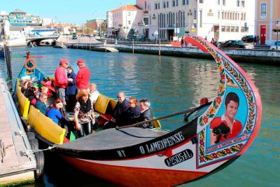 Aveiro Canal Cruise in Traditional Moliceiro Boat