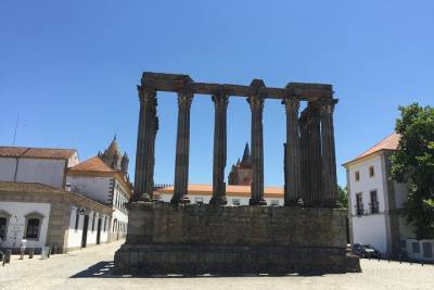 Full Day Private Tour in Évora and Arraiolos