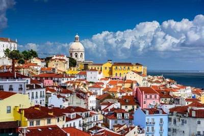 Discover the charm of the Historic Part of Lisbon aboard the Pink Tuk