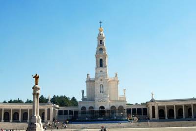 Private tour for up to 16 people to Fátima and Óbidos from Lisbon