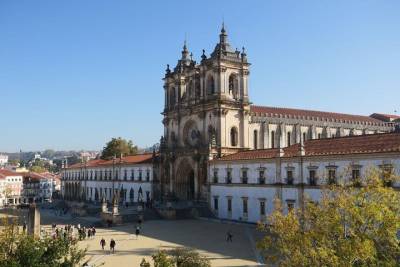 Private Tour to Batalha and Alcobaça Monastery and Natural Caves.